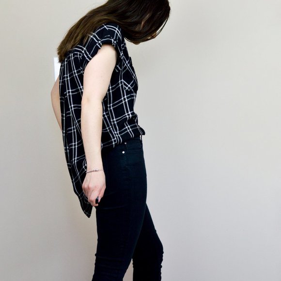 3/$30 🌞 Plaid Black White Button Up Top - Picture 4 of 7